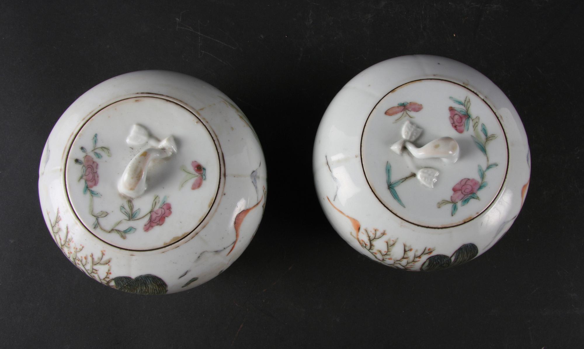 KÄRL MED LOCK, 2 st, porslin, Kanton, 1800-talets slut.