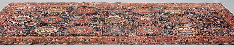 MATTO, a semi-antique Heriz/Gorovan/Karadja, ca 380,5 x 209 cm.