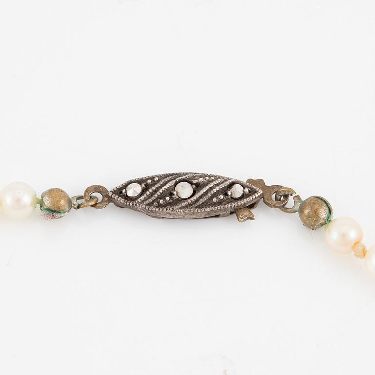 Pearl necklace, two cultured pearls, clasp silver.