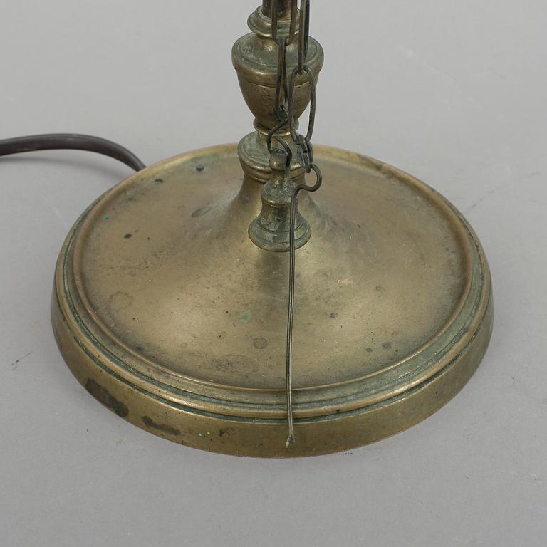 BORDSLAMPA, mässing, 1900-talets första hälft.