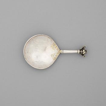 1040. A Scandinavian 16th century parcel-gilt spoon, unidentified mark.
