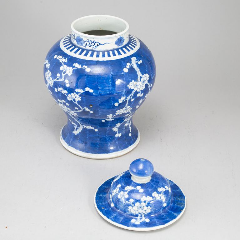 A blue and white jar with cover, Qing dynasty, late 19th century.