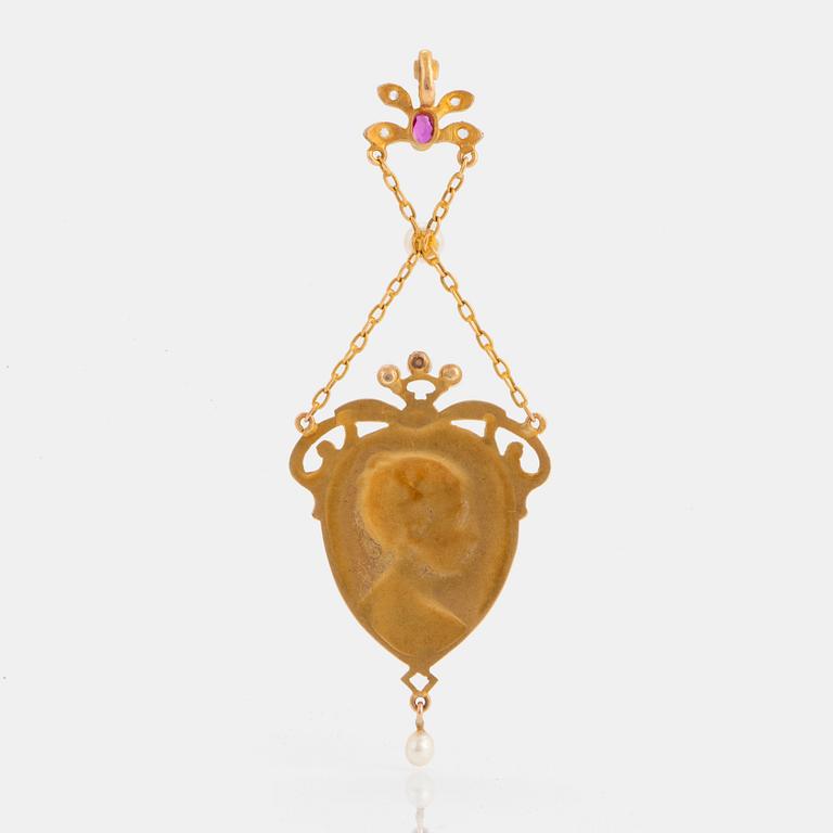 A pendant in 18K gold set with pearls, rose-cut diamonds and a ruby.