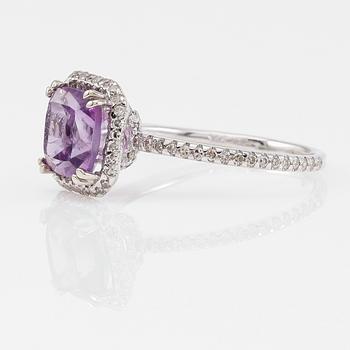 RING, 14K vitguld, diamanter tot ca 0.50 ct. och ametist.