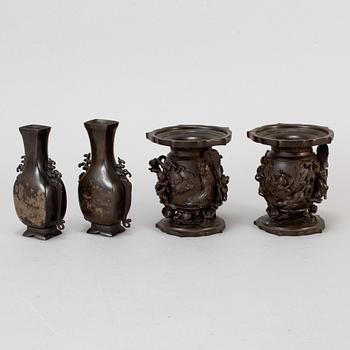 VASER, ett par, samt RÖKELSEKAR, ett par, brons. Japan, Meiji (1868-1912) samt tidigt 1900-tal.