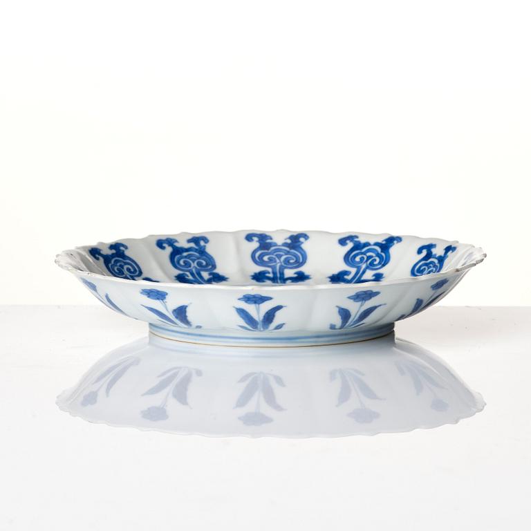 Fat, porslin. Qingdynastin, Kangxi (1662-1722).