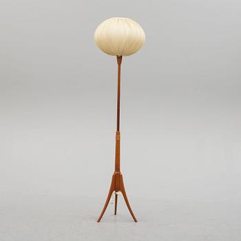 GOLVLAMPA, 1950/60-tal, i teak med textilskärm.