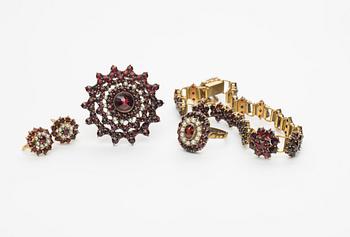 BROSCH, RING, ARMBAND, ÖRHÄNGEN, ett par, förgylld metall med granater samt pärlor.