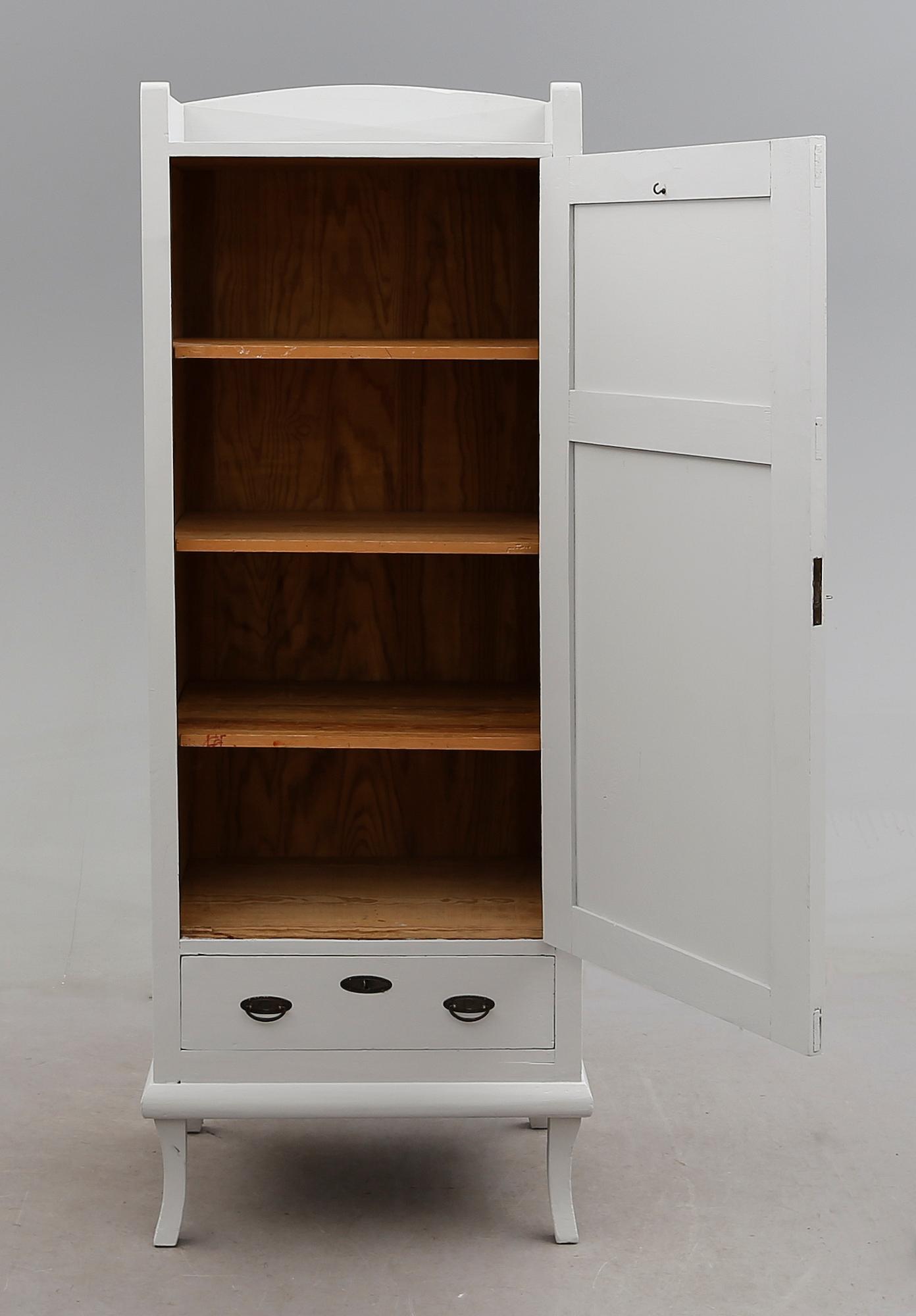 KLÄDSKÅP, 1900-talets första hälft.