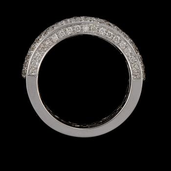 RING, 18k vitguld med 140 briljantslipade diamanter, totalt 1.86 ct. Vikt 10 g.