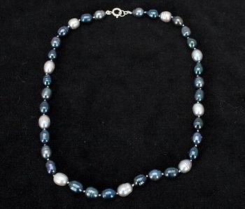 PÄRLHALSBAND, sötvattenspärlor och silver.