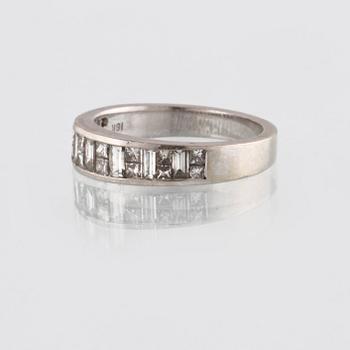 RING, 18K vitguld med prinsesslipade diamanter ca 1.40 ct. Vikt 3,9 gram.