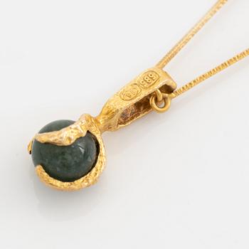 Björn Weckström, A 14K gold pendant "Kultasammal" with moss agate and a chain. Lapponia 1971 and 1986.