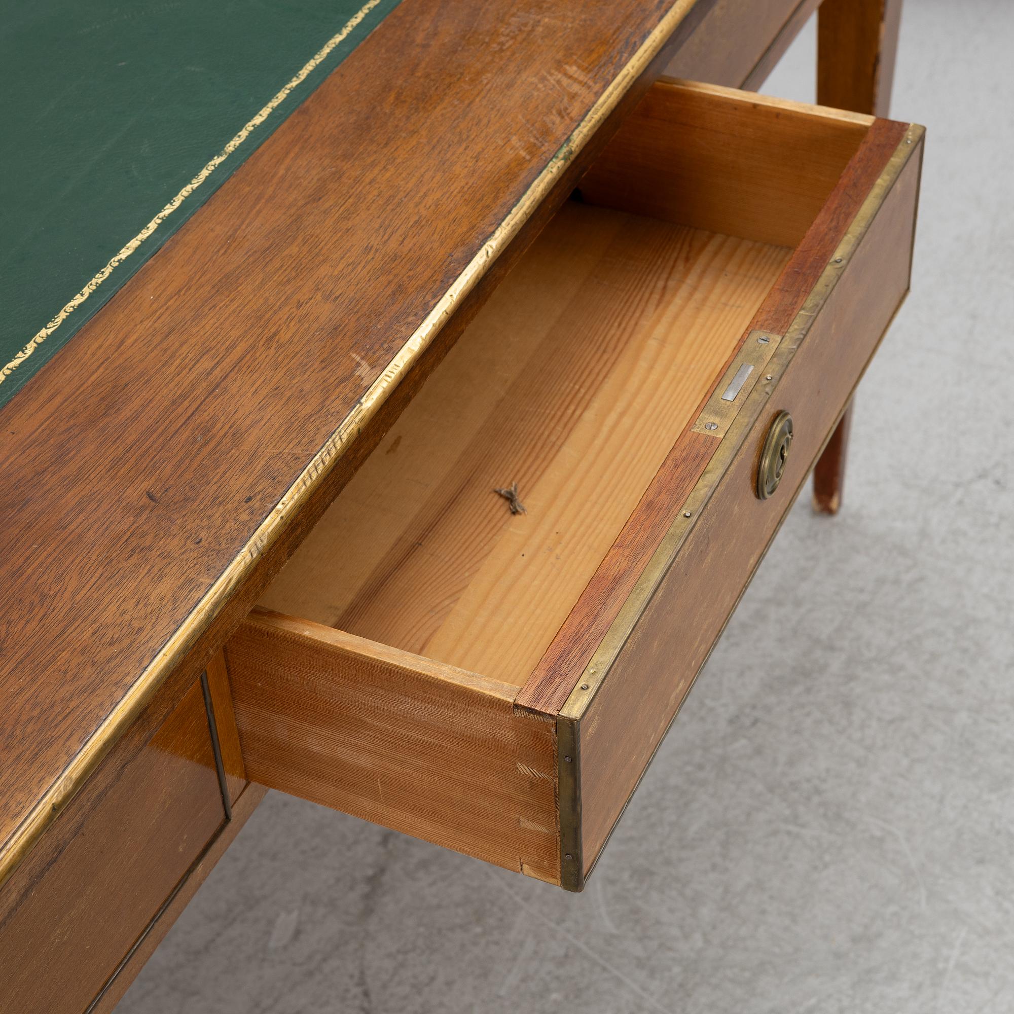 Skrivbord med uppsats, gustaviansk stil, 1900-tal.