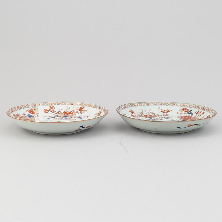 A pair of imari dishes, Qing dynasty, 18th Century.