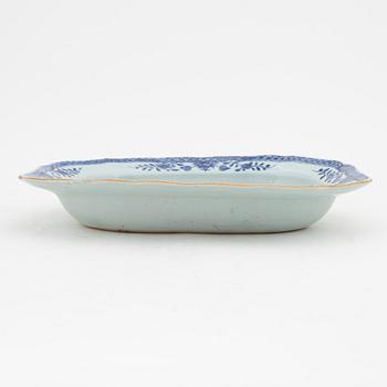 A Chinese porcelain blue and white charger, Qing Dynasty, Qianlong (1736-95).