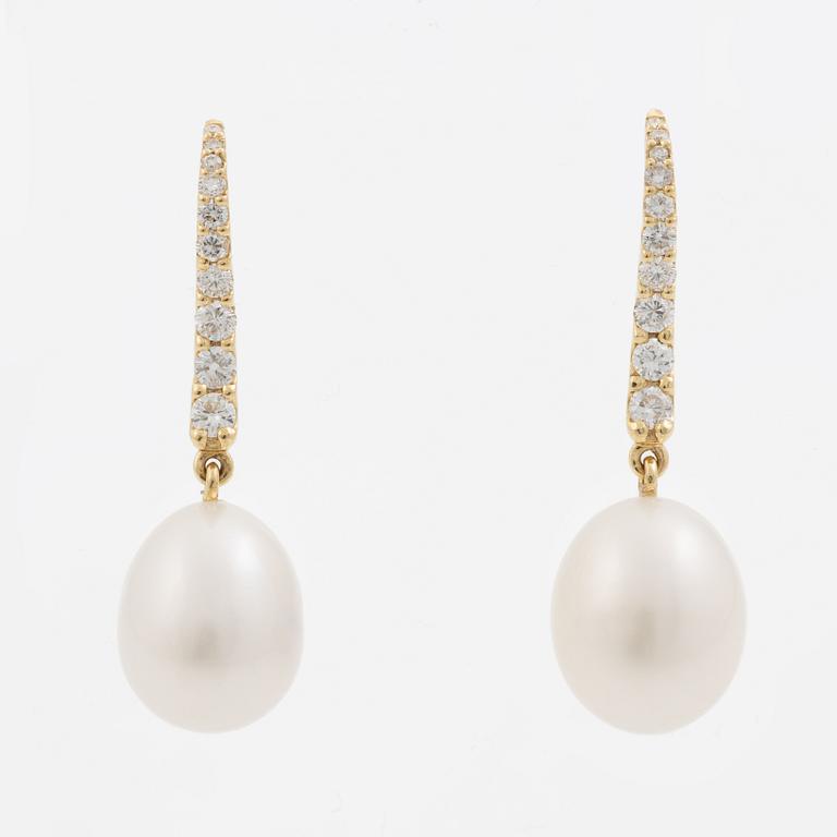 Earrings in 18K gold with cultured pearls and round brilliant-cut diamonds.