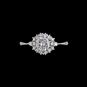 RING, briljantslipad diamant, ca 0.60 ct samt mindre åttkantslipade diamanter, tot. ca 0.16 ct.