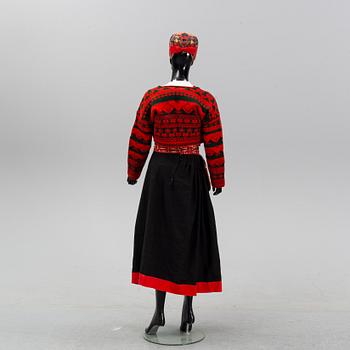 Folkdräkt Delsbo, 10 delar, Hälsingland, delvis daterad.