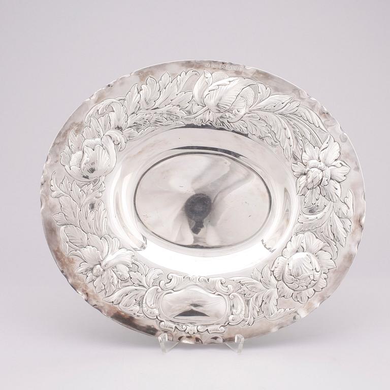 PRESENTERFAT, silver, Barockstil, Guldsmeds aktiebolaget, Stockholm, 1955. Vikt 360 gram.