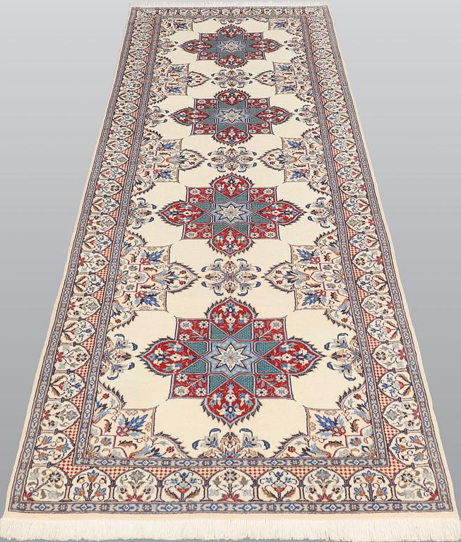 A part silk Nain runner, part silk, so-called 9LAA, approx. 300 x 99 cm.