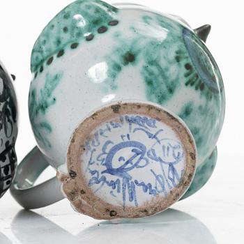 Björn Wiinblad, kannor med lock, två stycken, fajans, signerade och daterade -52 respektive -53.