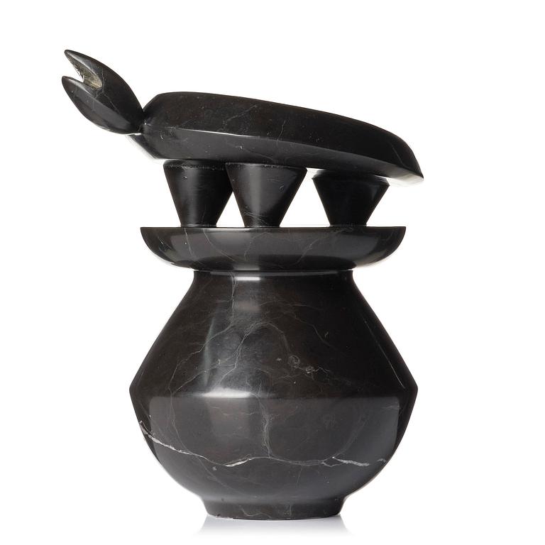 Max Ernst, "Petite torture sur socle rond".