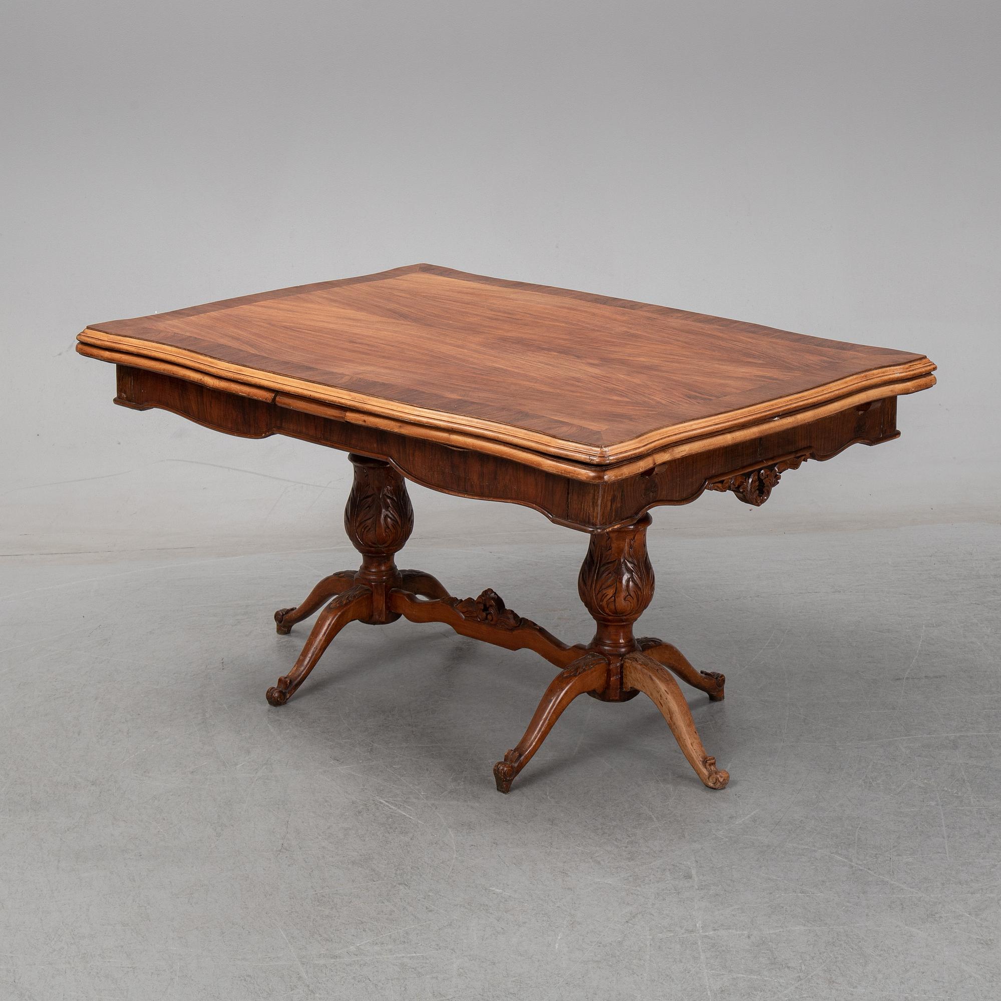 A first halg of the 20th Century walnut veneered table.