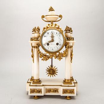 BORDSPENDYL, Planchon, Paris, Louis XVI-stil, omkring 1900.