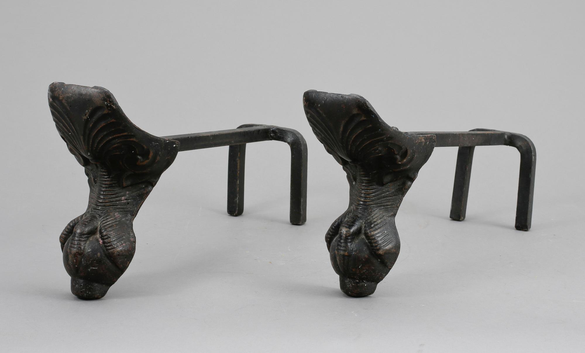 BADKARSFÖTTER / ELDHUNDAR, järn, 1900-talets första hälft.