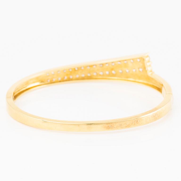 Bangle in 18K gold set with brilliant-cut diamonds.