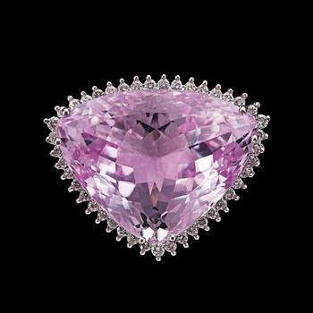 175. A kunzite and brilliant cut diamond ring, tot. 0.70 cts.