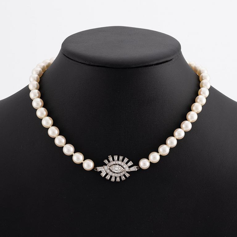 Pearl necklace, with cultured pearls, clasp 18K set with a cushion-cut diamond and baguette- and brilliant-cut diamonds.