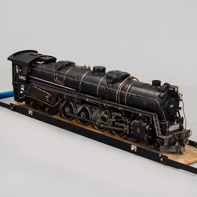 MODELL AV ÅNGLOK, med tender, "4-8-4 Western Maryland 1402", tillverkad av Gunnar Eriksson, spårvidd 3,5 tum.