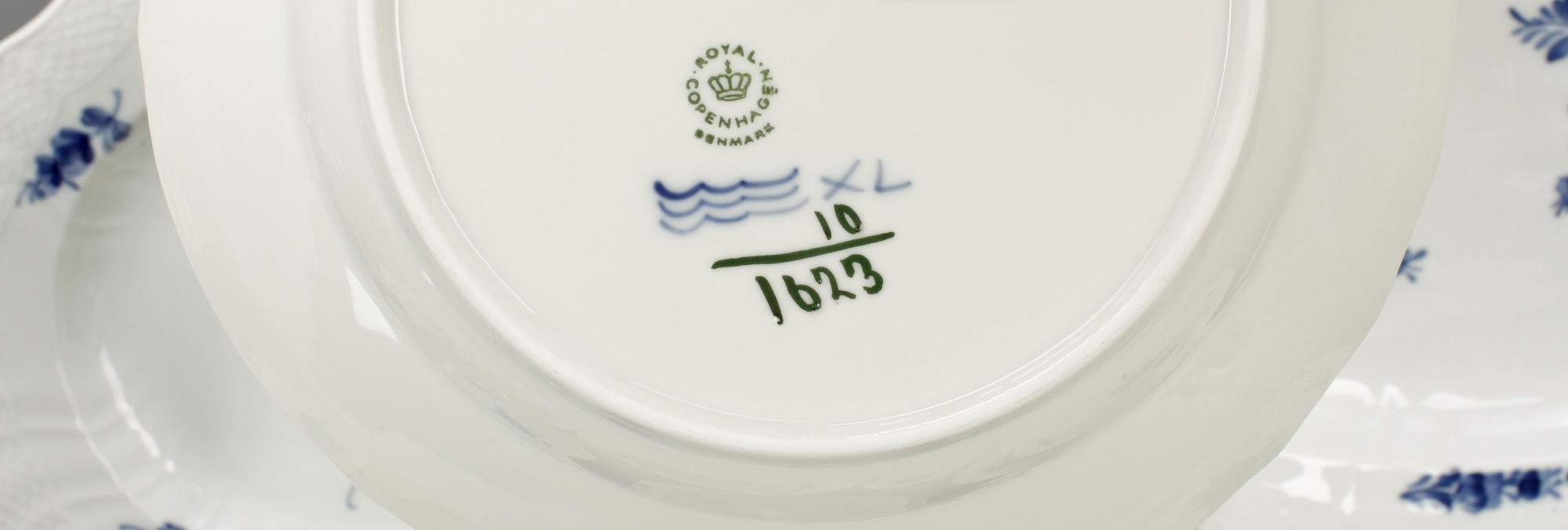 SERVISDELAR, 90 st, "Blå blomst", Royal Copenhagen.