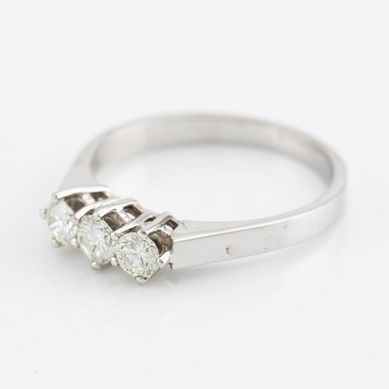 Ring, 18K vitguld med tre briljantslipade diamanter.