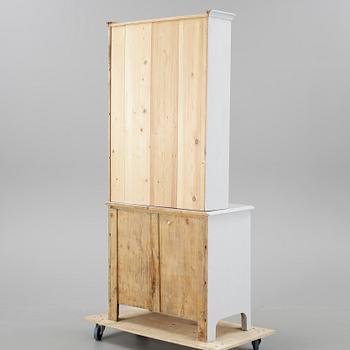 SKÅP MED VITRINÖVERDEL, 18/1900-tal.