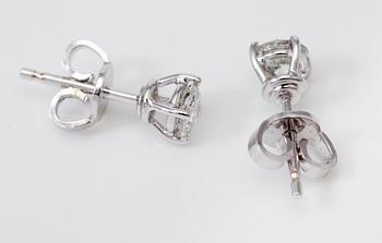 ÖRHÄNGEN, 1 par , solitära briljantslipade diamanter totalt ca 0,70 ct.