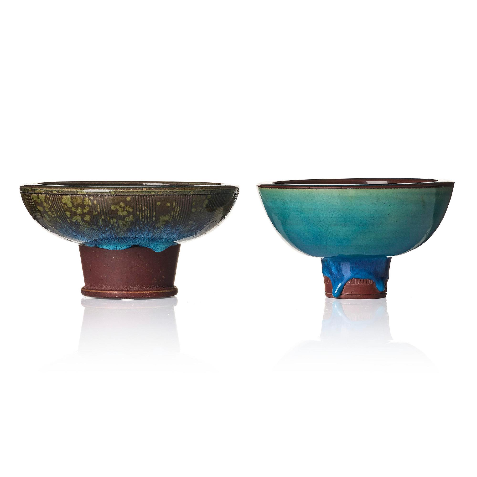 Wilhelm Kåge, a set of two Farsta stoneware footed bowls, Gustavsberg Studio 1958 and 1960.