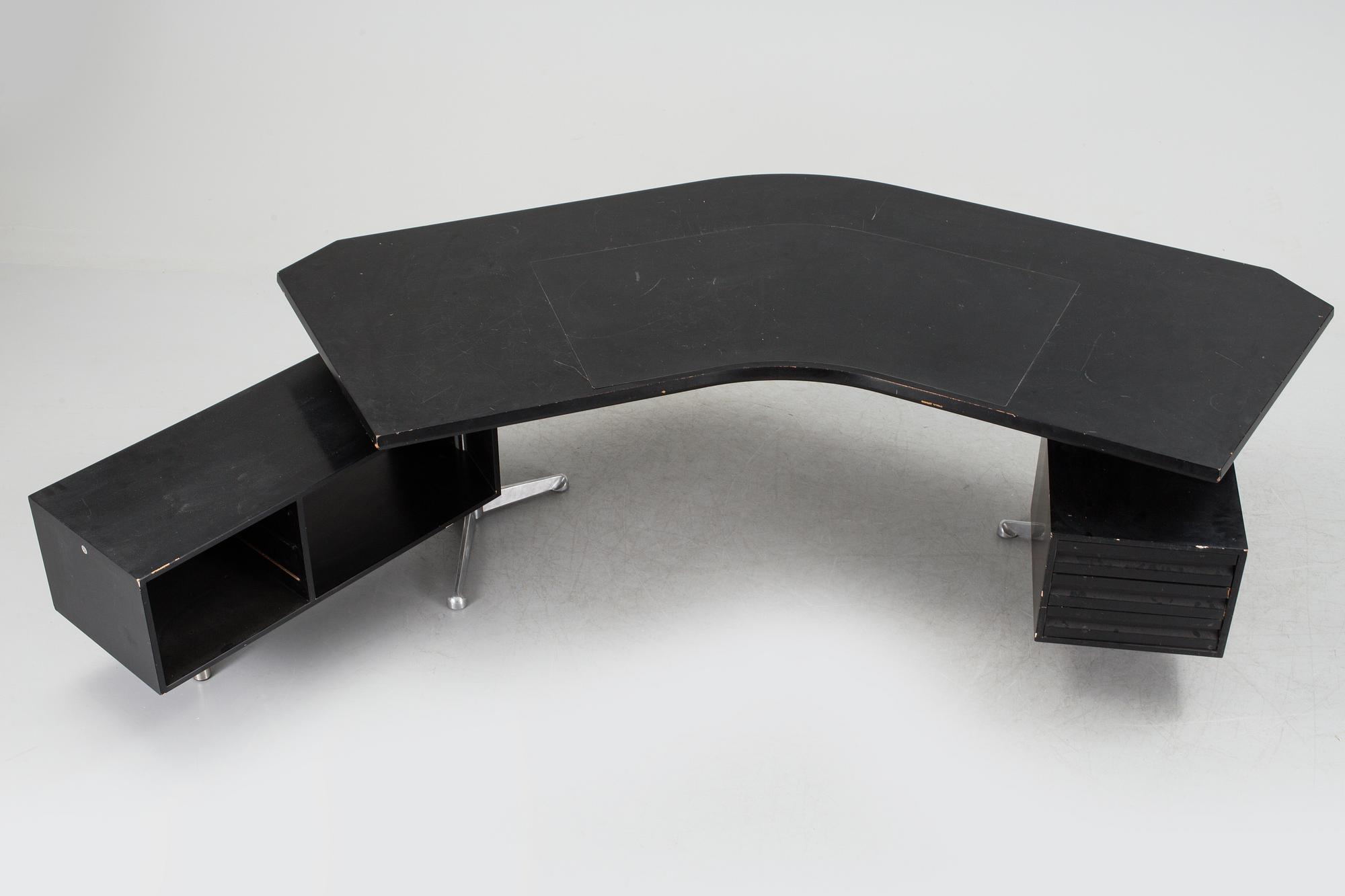 A "Teclino" desk by Osvaldo Borsani for Tecno, Italy.