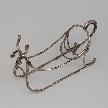 A PLATE BOTTLE STAND, 19th century.