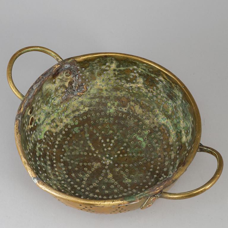A brass colander, 18th/19th century.
