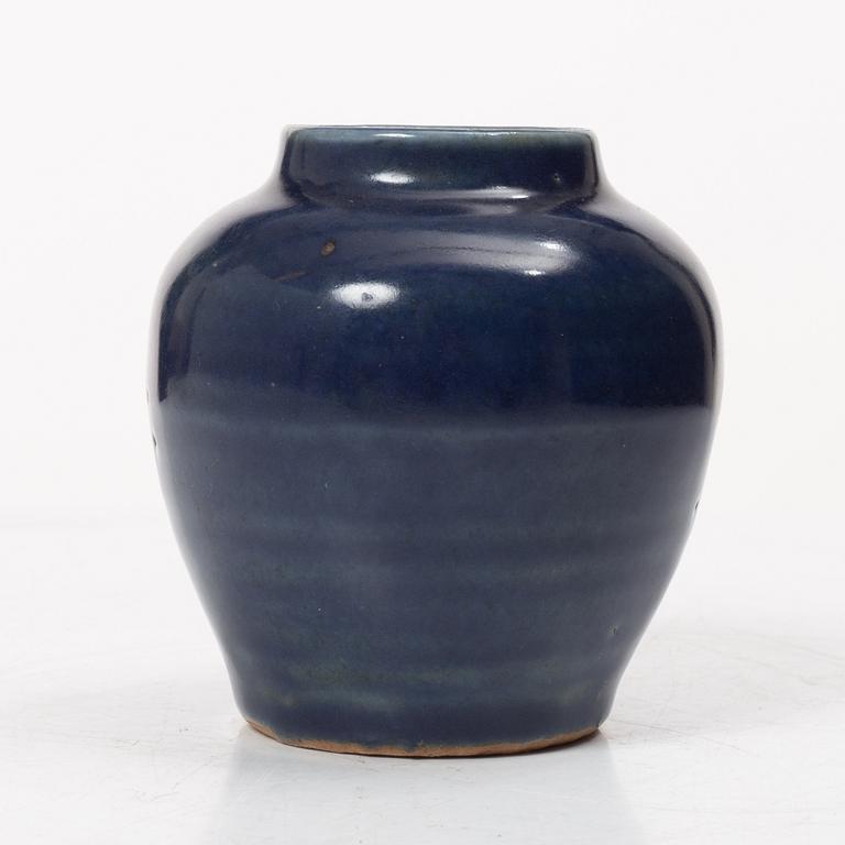 A Chinese blue glazed porcelain jar, 17th century.