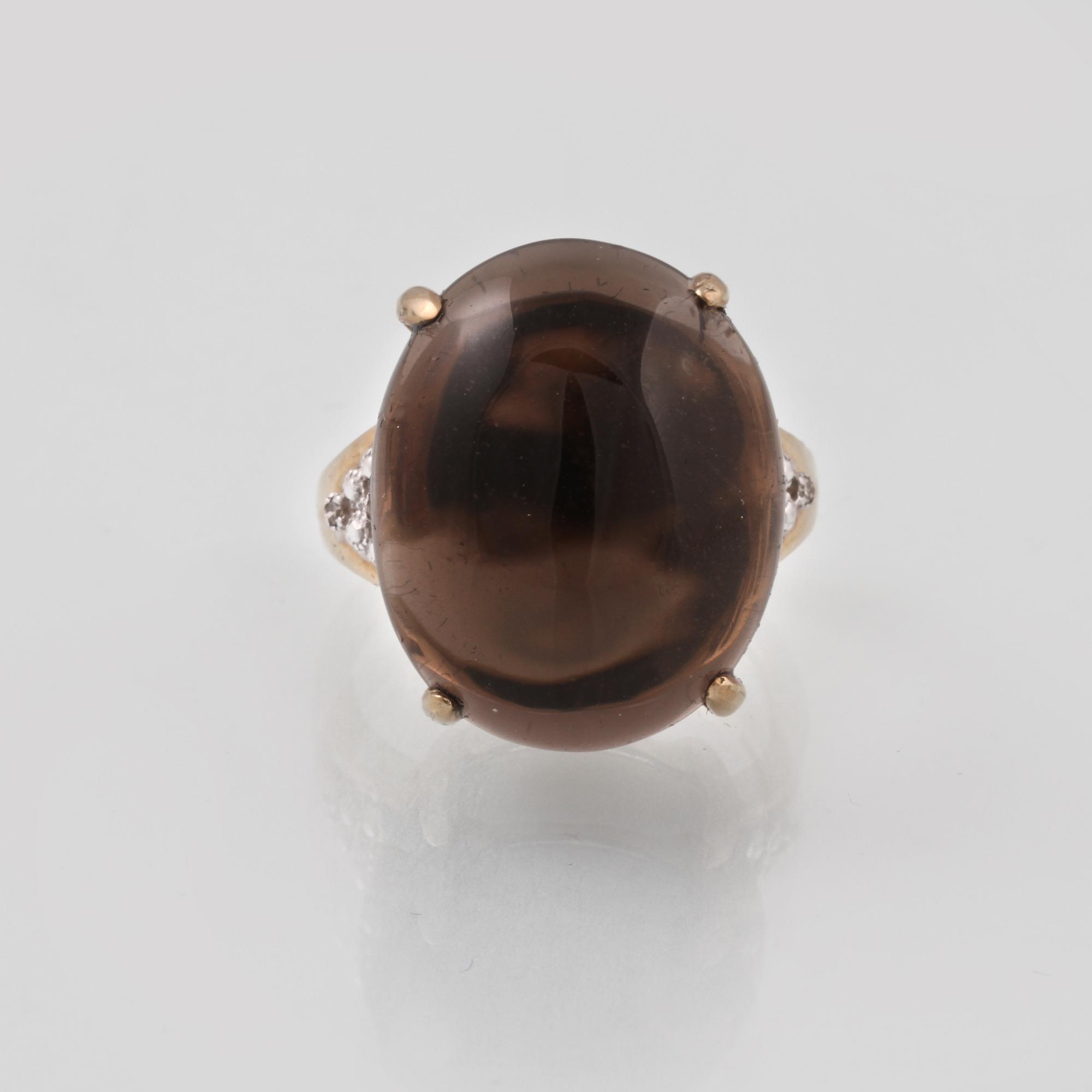 RING, 10K guld med cabochonslipad rökkvarts samt 4 åttkantsliapde diamanter. Vikt 7,2 gram.