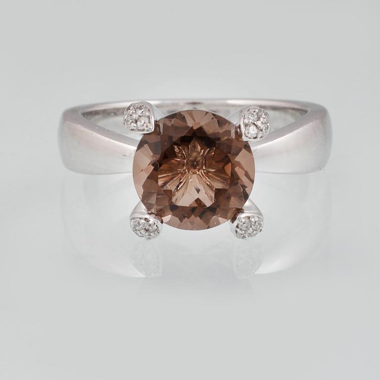 RING, 18K vitguld med briljantslipad rökkvarts samt 16 briljantslipade diamanter.  Vikt 8,4 g.