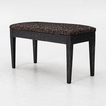 Bänk, gustaviansk stil, 1900-talets första hälft.