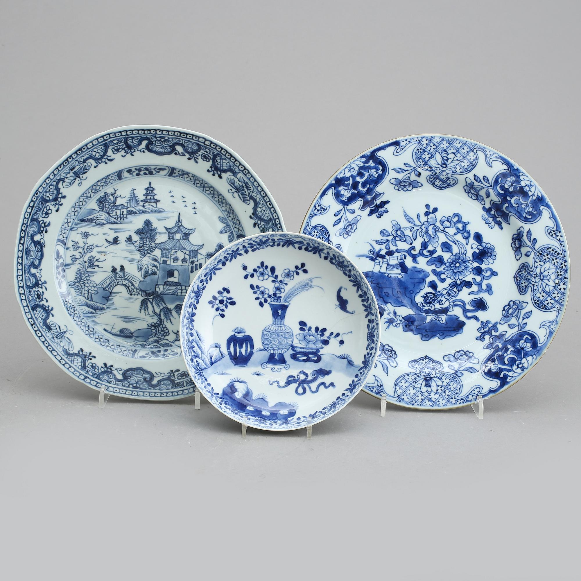 TALLRIKAR 2 st, SAMT SKÅLFAT, porslin, Qianlong, Kina 1700-tal.