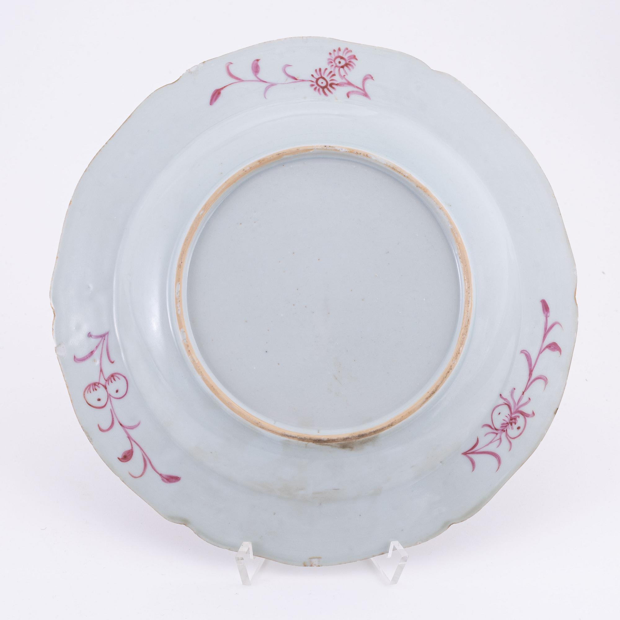 A set of four Chinese porcelain deep plates, Qing dynasty, Qianlong (1736-1795).