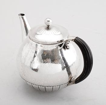 TEKANNA, silver, Georg Jensen, nr 45. Vikt ca 522 g.