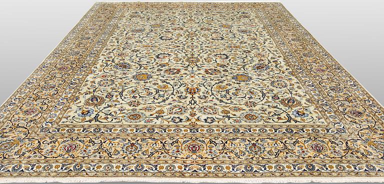 A Keshan carpet, approx. 402 x 300 cm.